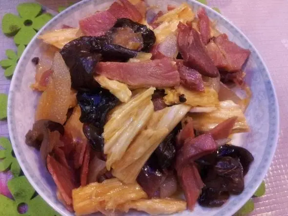 宣威火腿炒腐竹的做法
