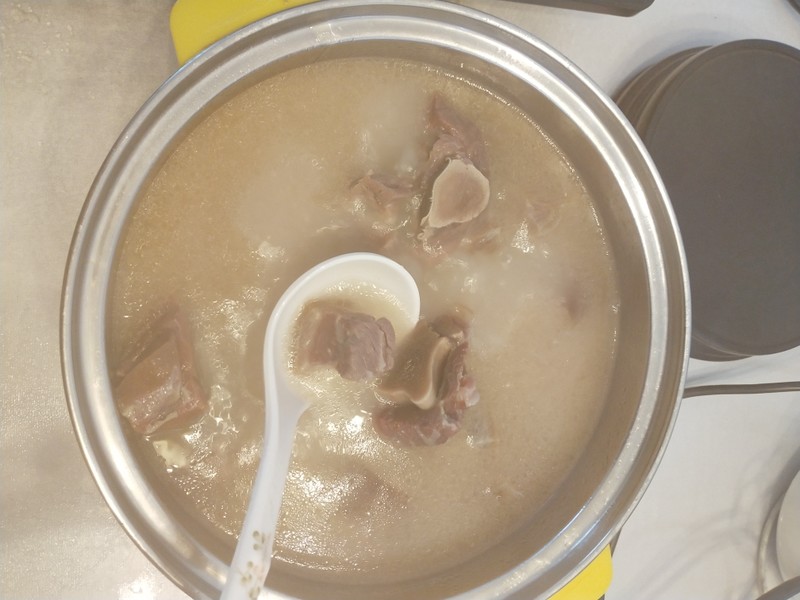 把水倒掉,再次加热水炖煮