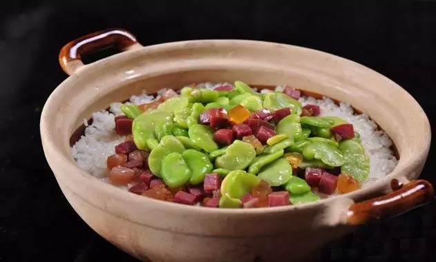 鲜蚕豆火腿焖饭